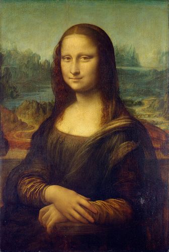La Mona Lisa, un retrato pintado de una mujer vestida de negro con las manos cruzadas frente a ella y un paisaje de montañas al fondo.