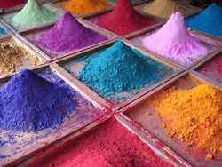 pigmentos de pintura al óleo de diferentes colores vibrantes separados en bandejas cuadradas de madera